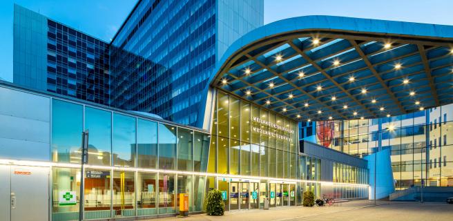 Meilahden sairaaloiden pääsisäänkäynti.