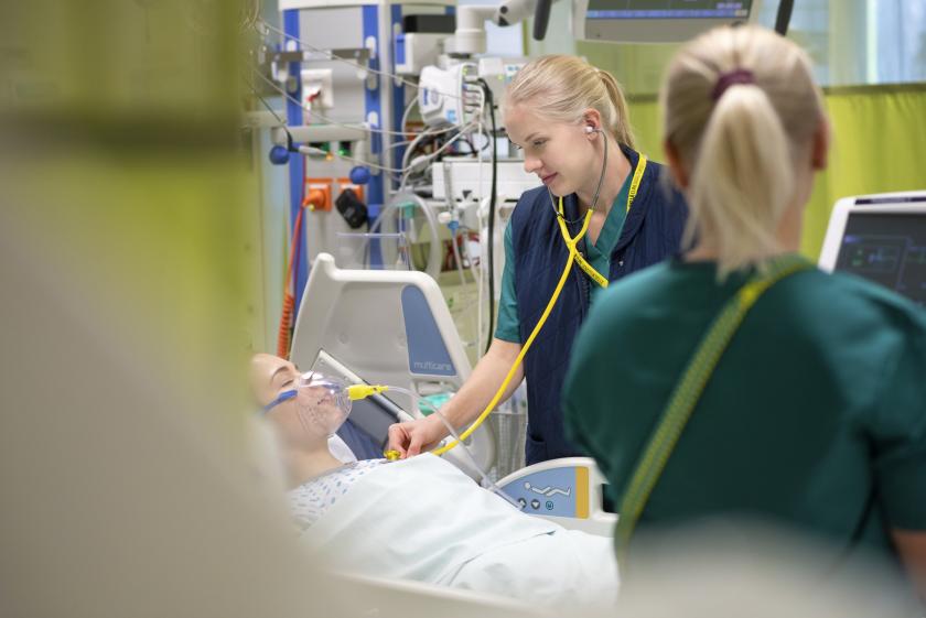 potilasta_hoidetaan_teho-osastolla