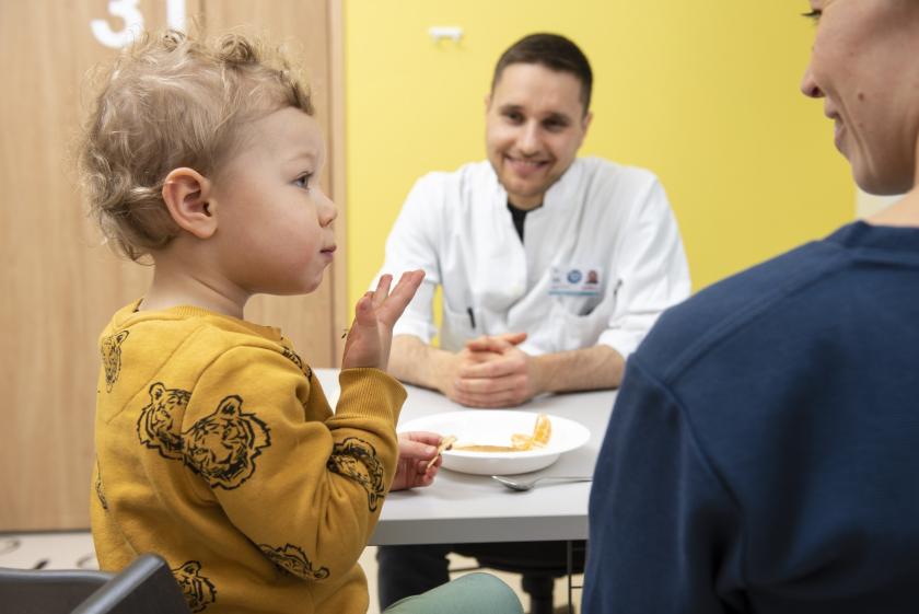 Kuvituskuva: leikki-ikäinen lapsi ja äiti ravitsemusterapeutin vastaanotolla