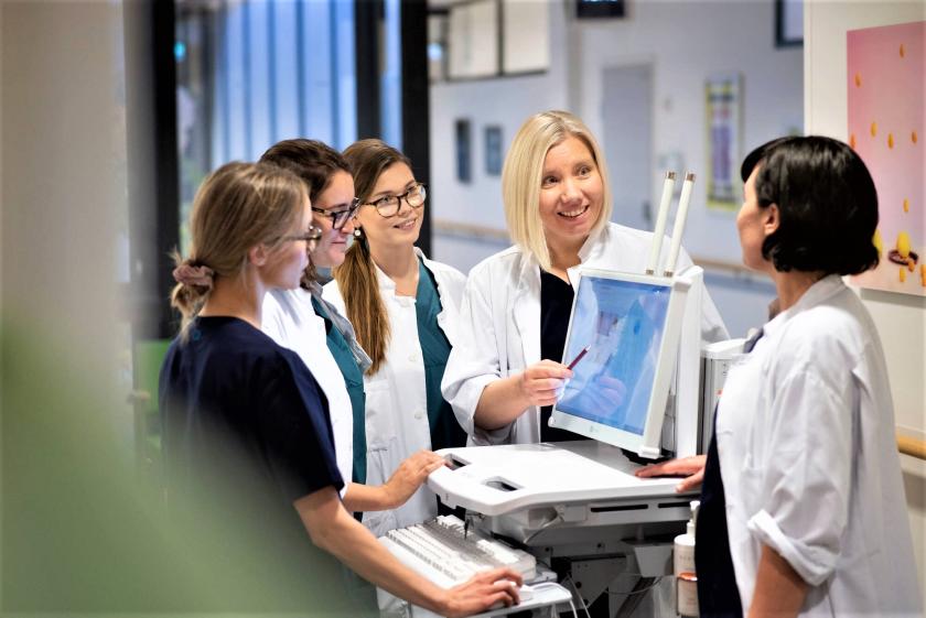 lääkäreitä opetustilanteessa