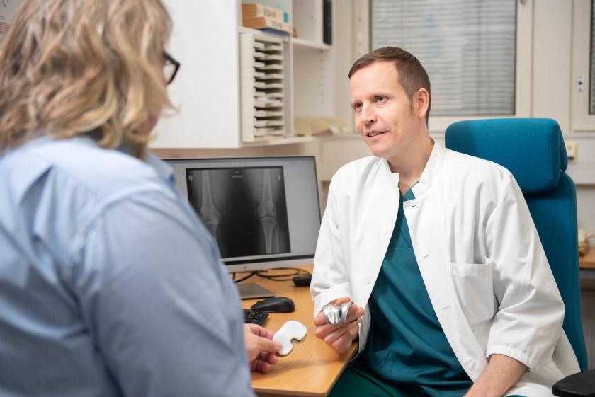 Potilas lääkärin vastaanotolla.