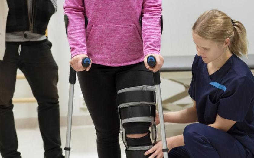 Sairaanhoitaja kuntouttaa potilasta.