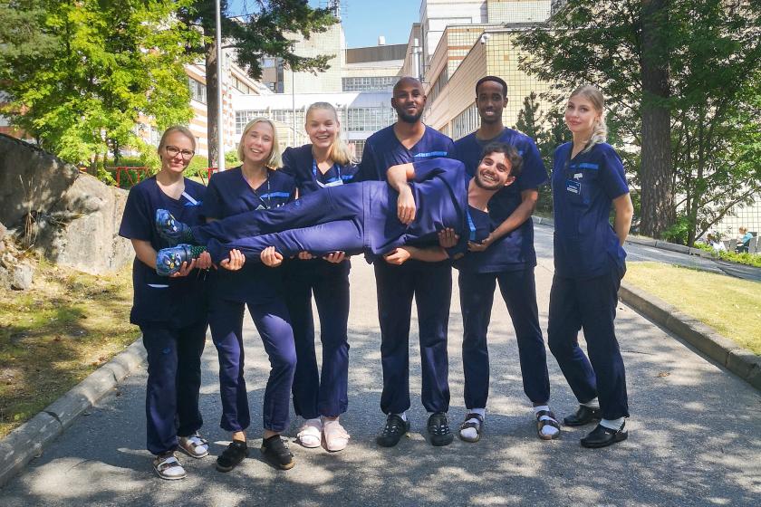 Natalie Keltto i en rolig gruppbild med sina HUS-kollegor