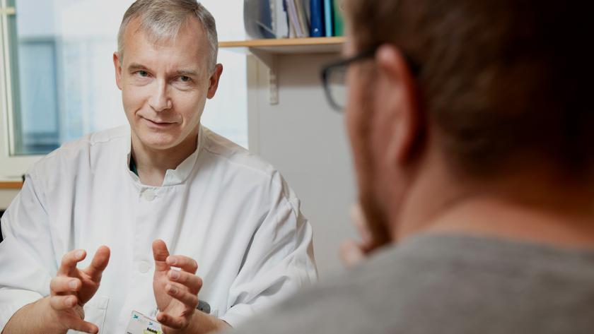 Lääkärimies ja potilas selin.