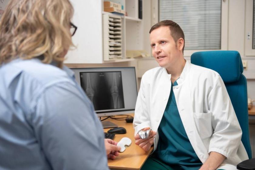 Lääkäri potilaan kanssa