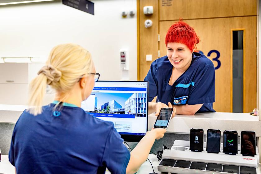 Kayla Wieseckel hoitaja-asemalla juttelemassa kollegan kanssa.