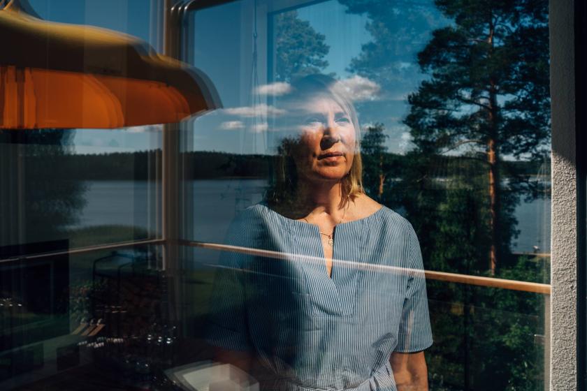 Riitta Aalto tuijottaa ulos ikkunasta.