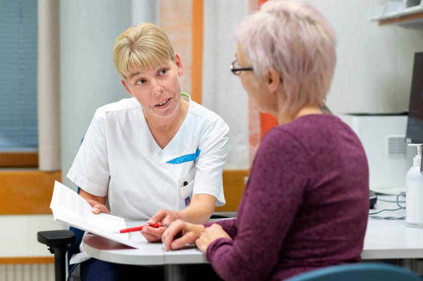 Hoitaja ja potilas vastaanotolla.