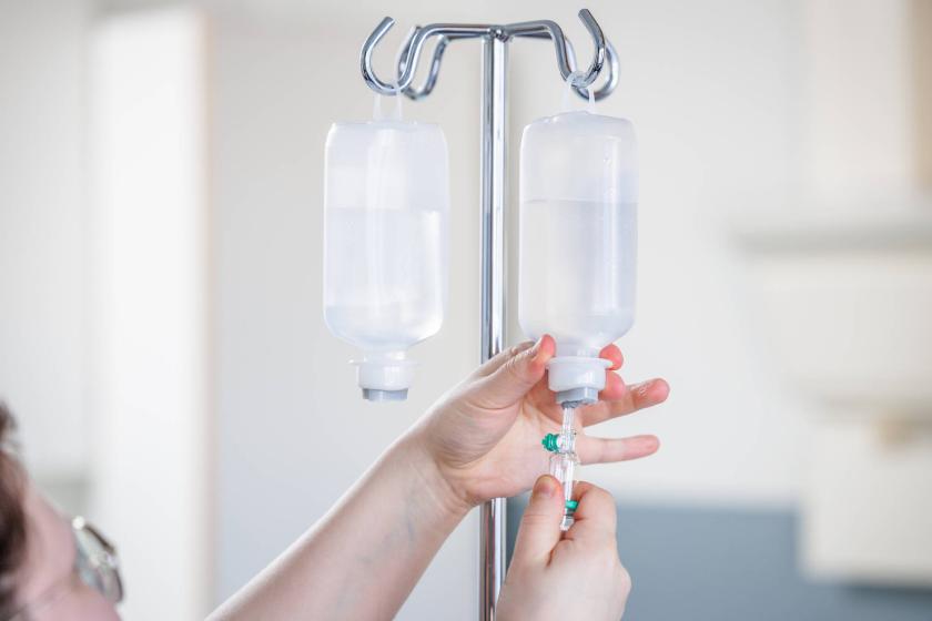 Tippapullo telineessä IV-lääkitystä varten