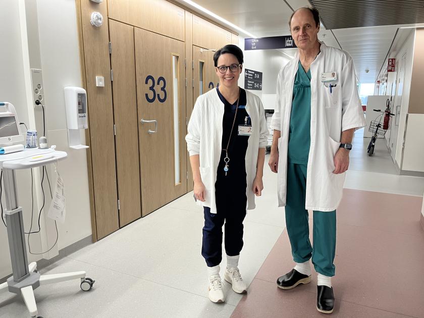 hoitaja ja lääkäri sairaalan käytävällä
