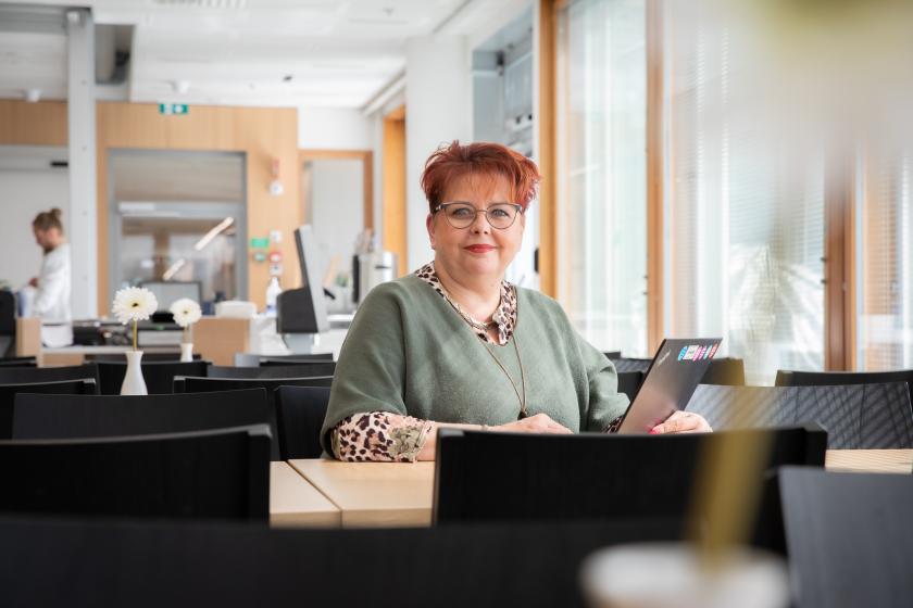 Runkopalveluiden kehittämispäällikkö Kristiina Lehtinen istumassa tietokoneen ääressä siltasairaalassa.