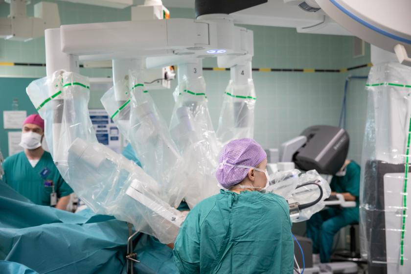 Robottikirurgian tiimi työskentelee
