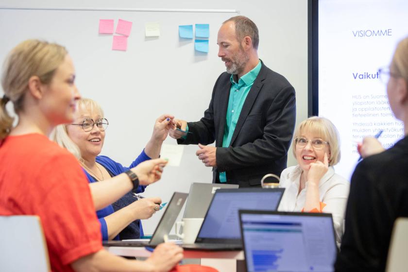 Ihmisiä ideoimassa kokouksessa