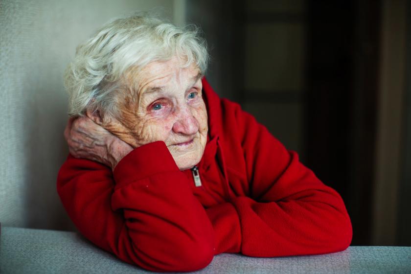 Vanha nainen lähikuvassa.