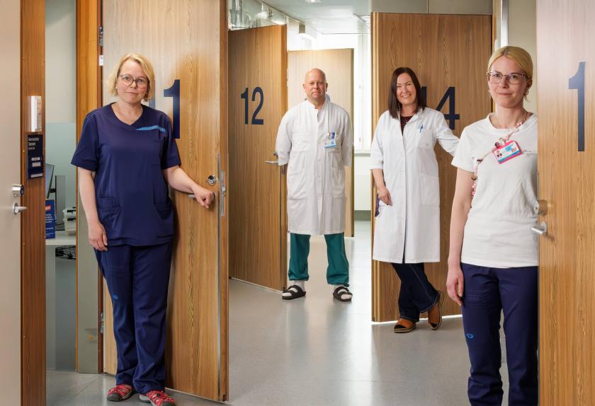 Lasten plastiikkakirurgian henkilöstöä yksikön käytävällä