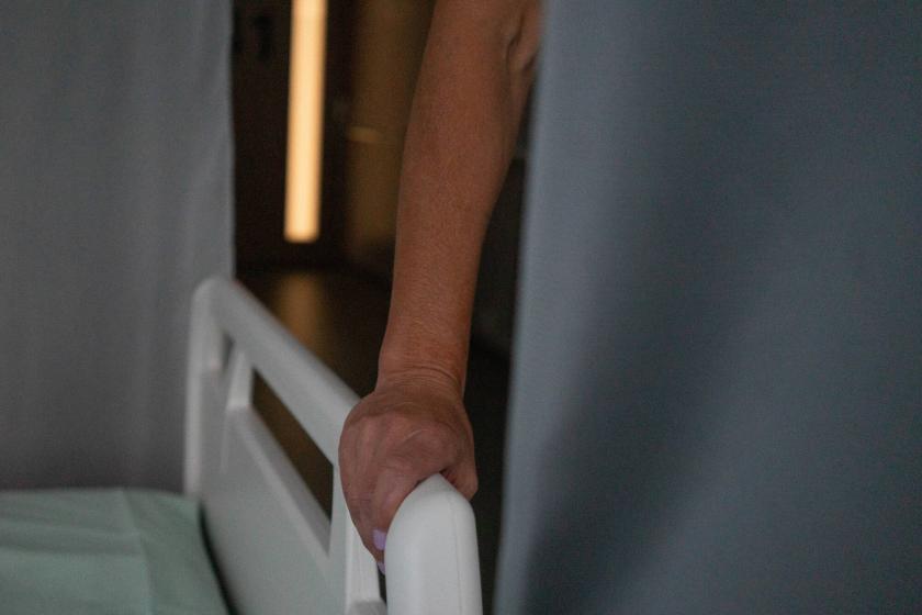 Kuvistuskuva: potilaan käsi pitää kiinni sairaalasängystä