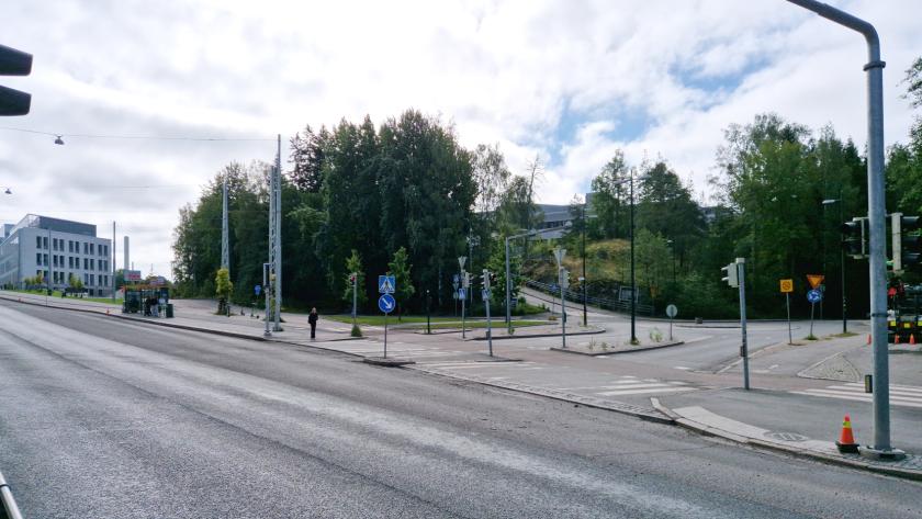 Risteys Paciuksenkadulta Meilahdentielle. Taustalla näkyy Tammisairaala ja Iho- ja allergiasairaala.