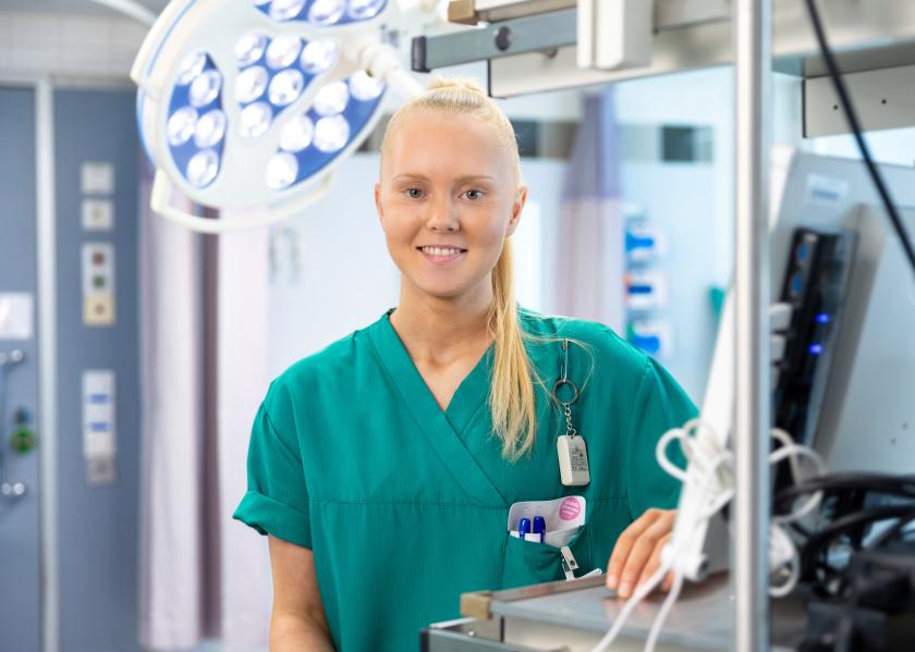 Lähihoitaja Saana Lahtinen leikkaussalityössä
