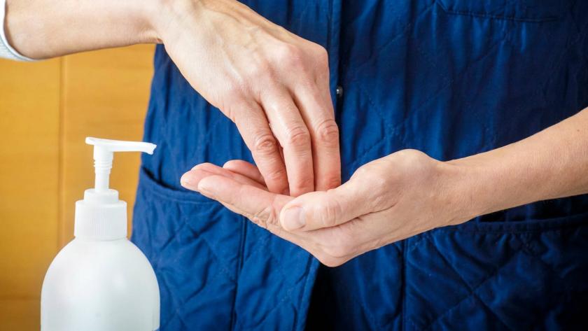 Käsihuuhdetta levitetään käsiin.