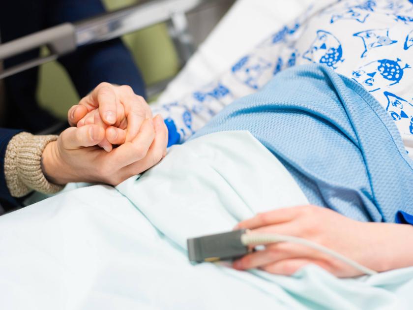 Potilas ja läheisen käsi