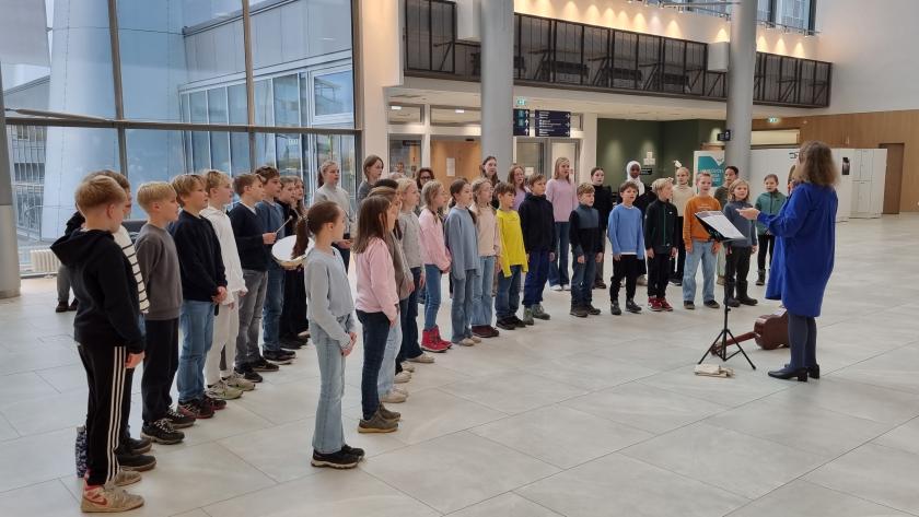 Barnkören uppträder i sjukhusets aula.