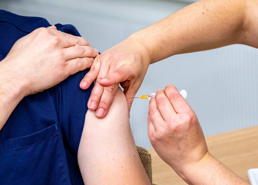 En person får en vaccin i armen.
