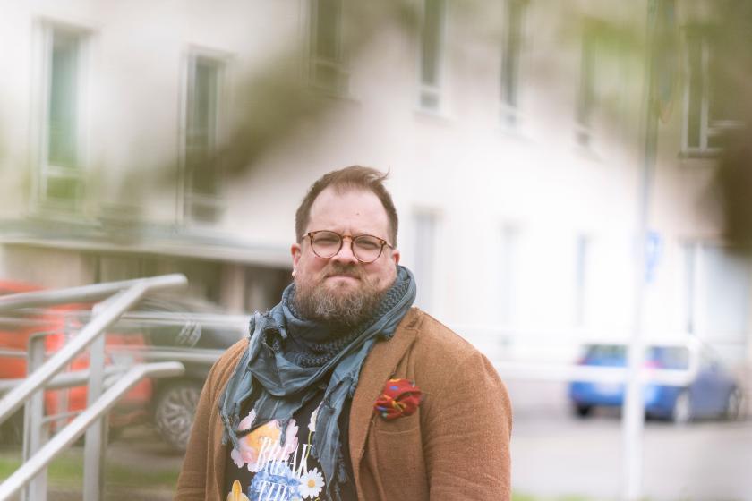 Mikko Tarvonen seisoo Naitenklinikan pihalla