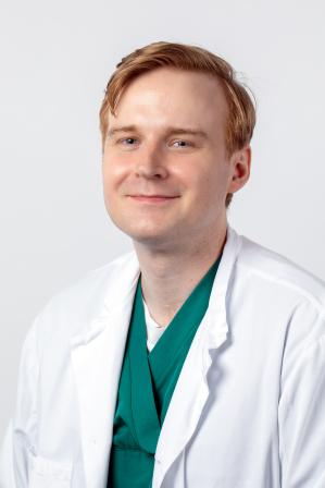 Miika Ilvesroiha lääkärintakissa.