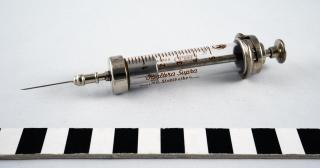 Lasinen injektioruisku Foniatrian poliklinikan kokoelmasta