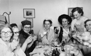 Iloiset hoitajat naamiaisissa