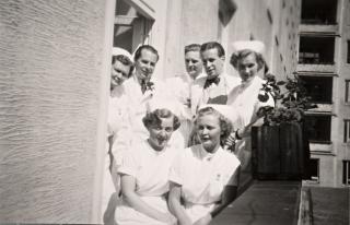 Hoitajat istumassa ulkona