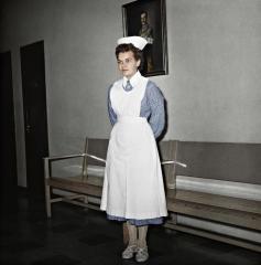 Apuhoitaja maalauksen edessä.