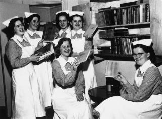 Apuhoitajaopiskelijoita kirjastossa.