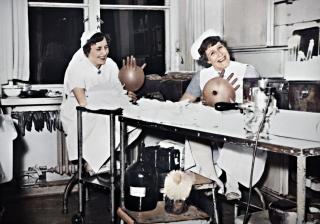 Hansikkaiden huoltoa.