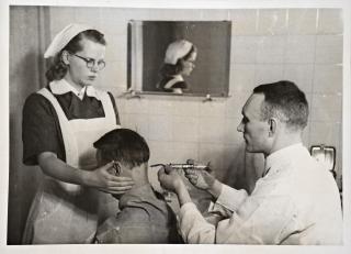 Apusisar avustaa lääkäriä.