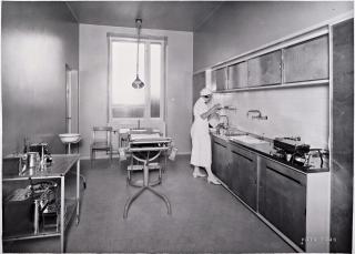 Tutkimushuone edestäpäin kuvattuna, jossa on yksi hoitaja.