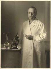 Laimi Ladenius valkoisessa takissa.