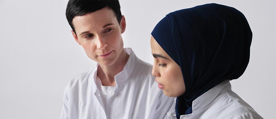 Opiskelija ja lääkäri keskustelevat.