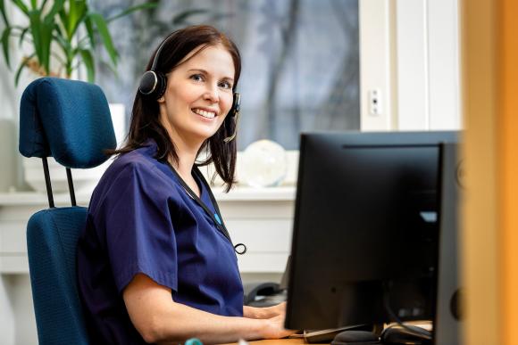 Päivystysavun puhelimeen vastaa sairaanhoitaja
