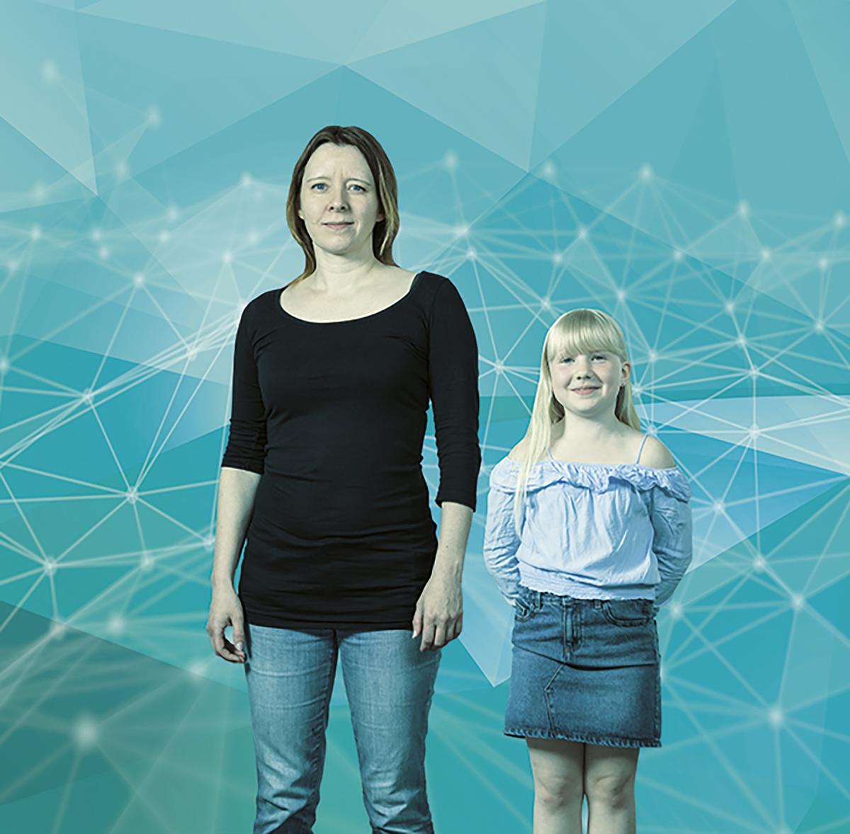 Nainen ja tyttö turkoosia taustaa vasten.