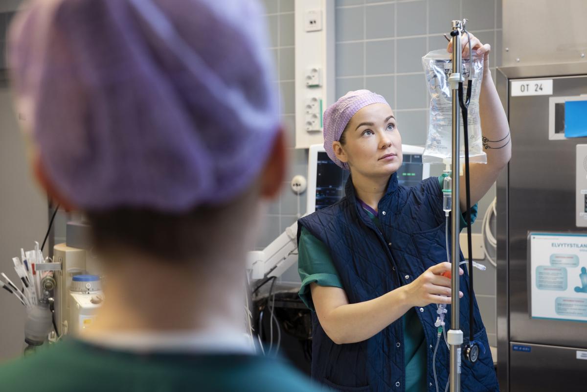 Hoitaja leikkaussalissa.