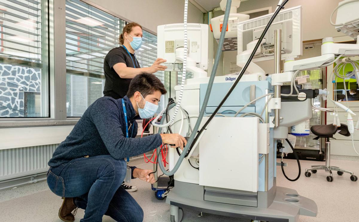 Lääkintälaiteasiantuntijat tutkivat lääkintälaitetta.