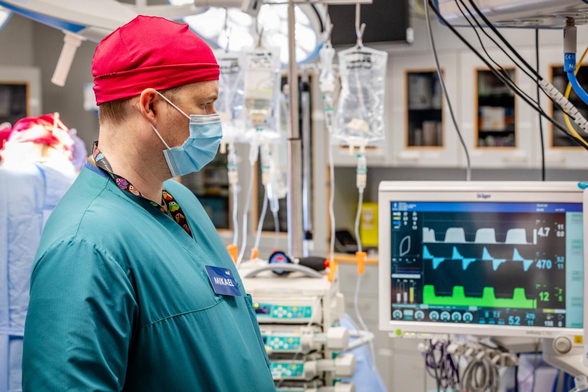 anestesialääkäri leikkaussalissa.