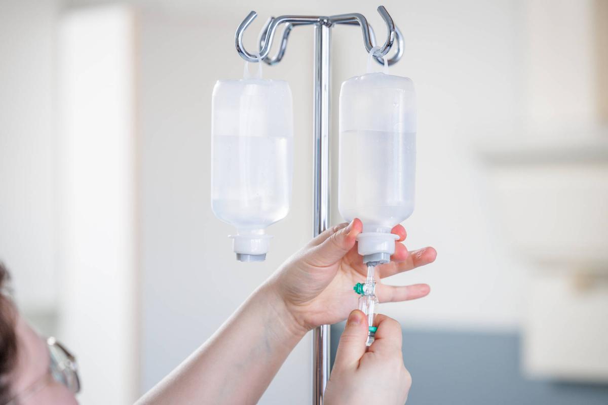 Tippapullo telineessä IV-lääkitystä varten