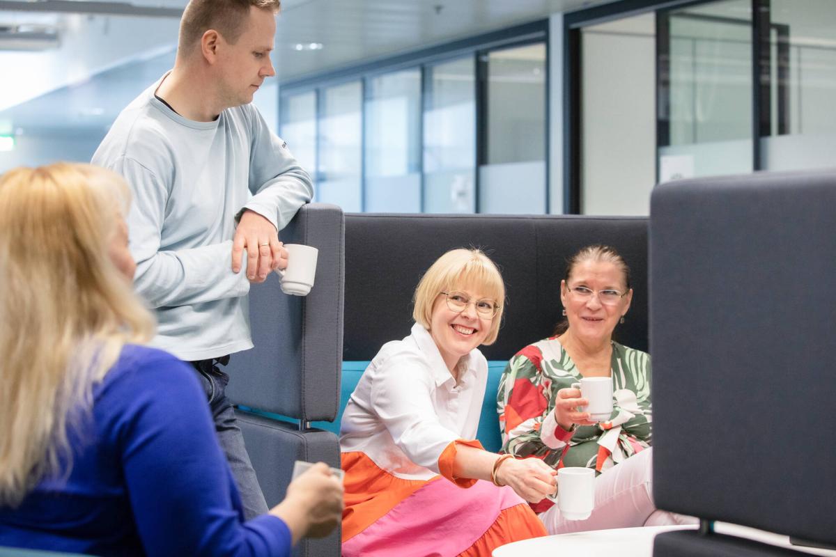 Ihmisiä kahvitauolla.