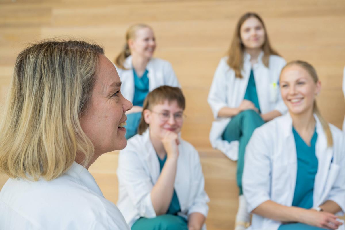 Opiskelijoita istumassa portailla.