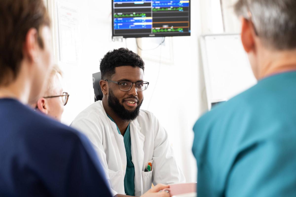 Lääkäreitä ja hoitajia keskustelemassa.