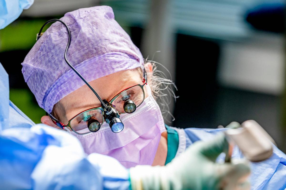 Kirurgi leikkaamassa.