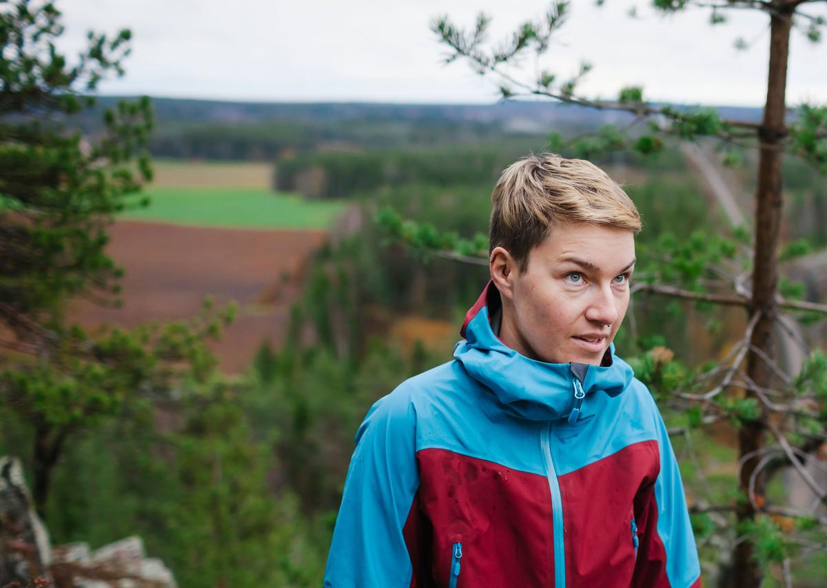 En person som antas vara en kvinna i naturen.