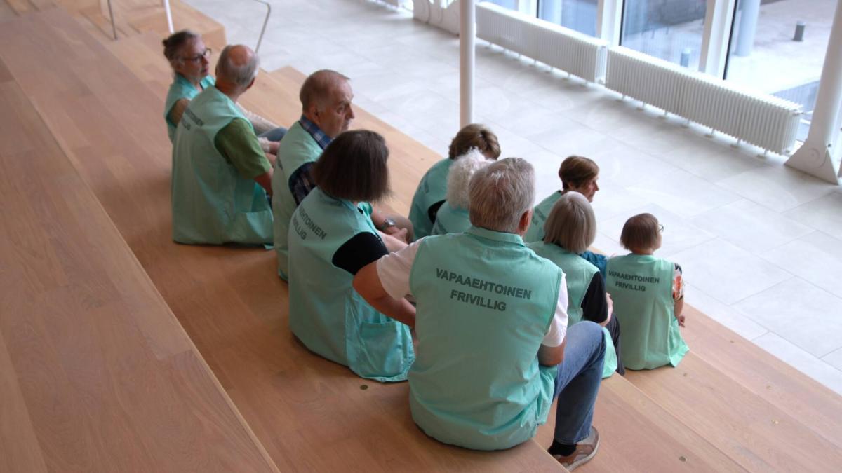 OLKA-verksamhetens frivilliga sitter på Brosjukhusets trappor